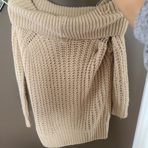 2/25$ 🛍Boohoo Knitted Off the shoulder Sweater - Picture 3 of 5